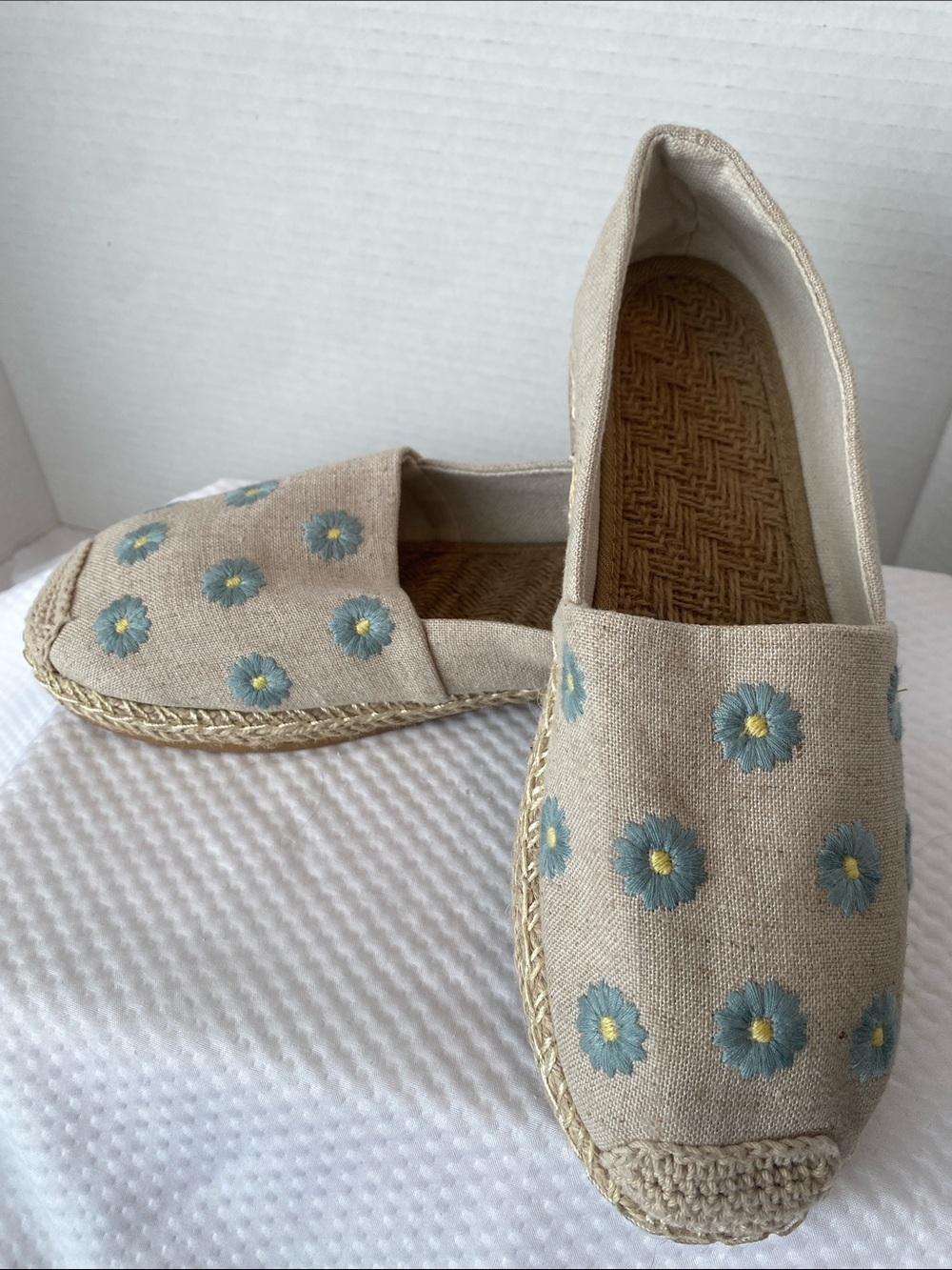 New Women's Daisy Embroidered Canvas Espadrilles Slip-On Flats - Size 8 / 8.5 - Picture 5 of 11